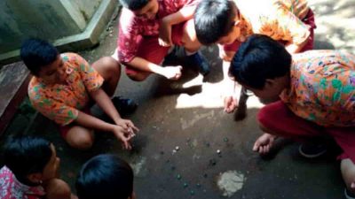 Berapa Butir Kelereng yang Didapat Oleh Masing-Masing Teman Edo