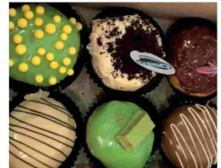 Meli Membeli 5 Kotak Donat Setiap kotak Berisi 6 Donat yang Berbeda Rasa