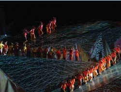 Bagaimana Penulis Menggambarkan Keindahan Pementasan? Berilah Alasan Untuk Mendukung Jawabanmu!