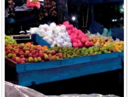 Ibu Mempunyai 18 Jeruk dan 12 Apel Setiap Kantong Plastik Diisi