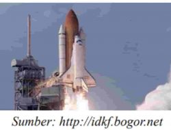 Sebuah Roket Mempunyai Dua Bahan Bakar yaitu Salah Satunya Berada Pada Bagian Ekor