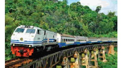 Sebuah miniatur salah satu gerbong kereta api dibuat dengan material yang sama dengan kereta api sebenarnya