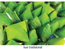 Bibi Membuat Kue Tradisional Dari Tepung Ketan yang Berbentuk Limas Dibungkus Daun Pisang