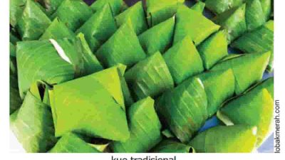 Bibi membuat kue tradisional dari tepung ketan yang berbentuk limas dibungkus daun pisang Tiap kue alasnya persegi dengan sisi 8 cm