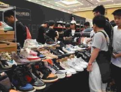 Berdasarkan Teks Membeli Sepatu Tersebut Apakah Terdapat Kegiatan Tawar-menawar Antara Kedua Belah Pihak